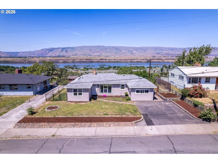 Property Photo:  2207 E 10th St  OR 97058 