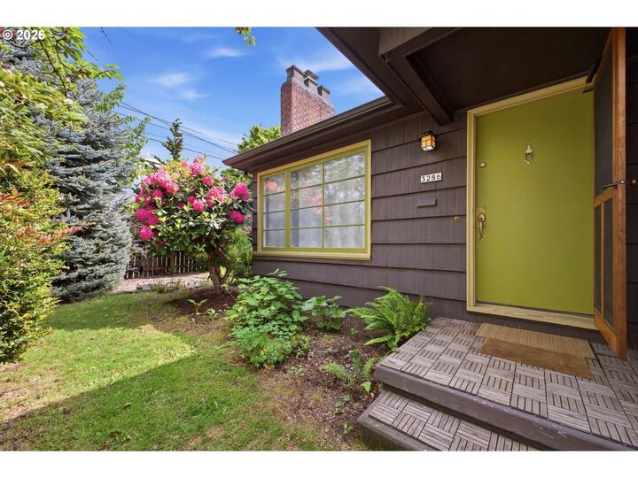 Property Photo:  3286 NE Holman St  OR 97211 