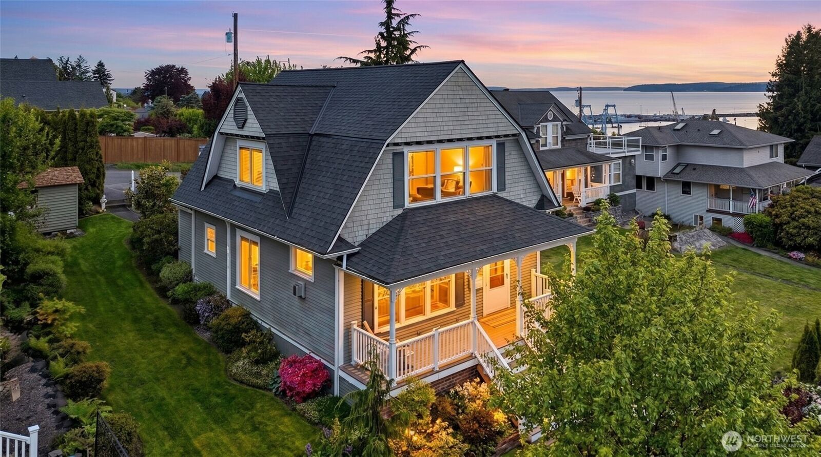 Property Photo:  3420  Federal Avenue  WA 98201 