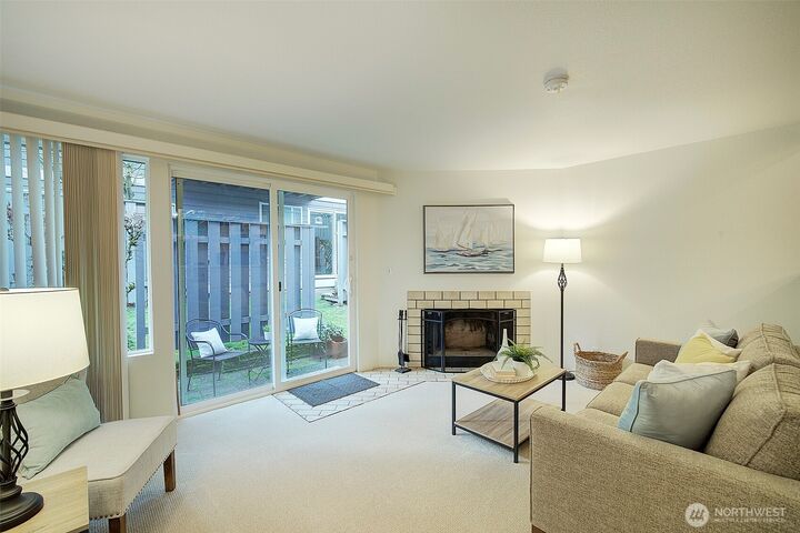 Property Photo:  918 N 165th Street 6  WA 98133 