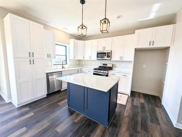 Property Photo:  505 Ridge Court  WI 53576 