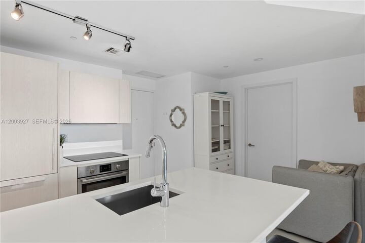 Property Photo:  501 NE 31st St 605  FL 33137 