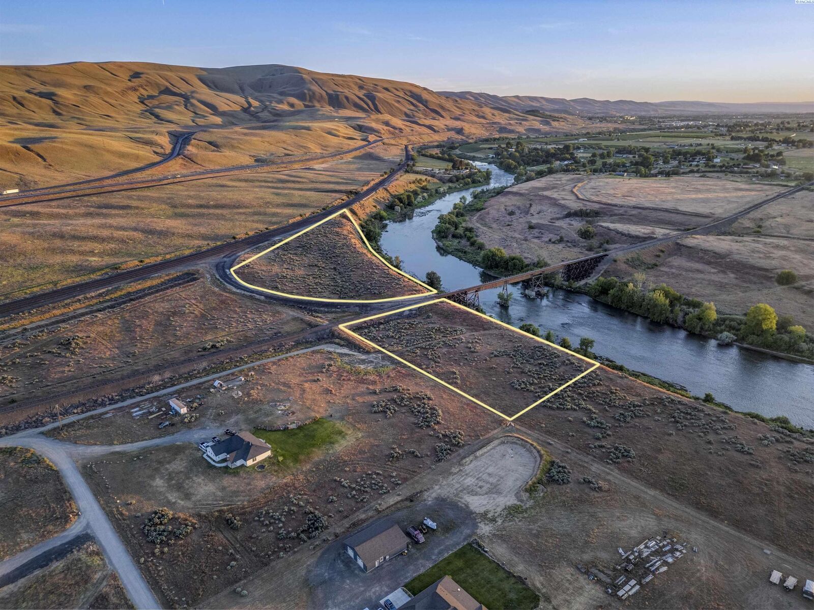 Property Photo:  80450 N 757 Pr NW  WA 99350 