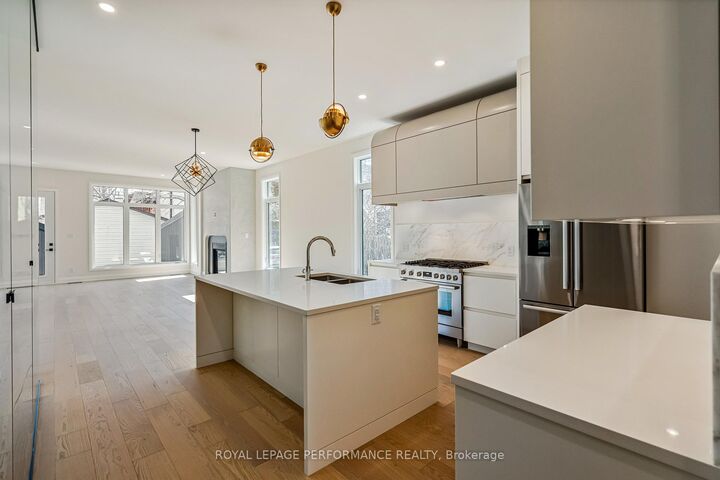 Property Photo: 31 Commanda Way ON K1M 1G1