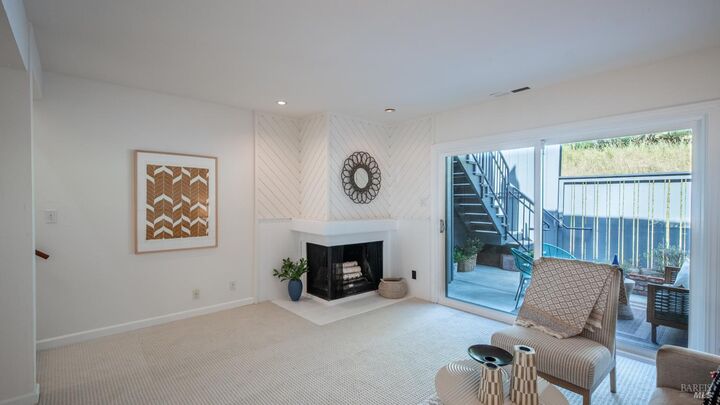 Property Photo:  8 Ace Court  CA 94930 