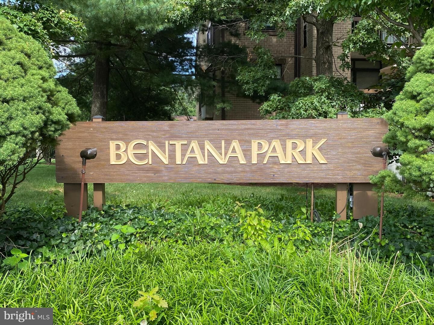 Property Photo: 1631 Parkcrest Circle 8B/301 VA 20190
