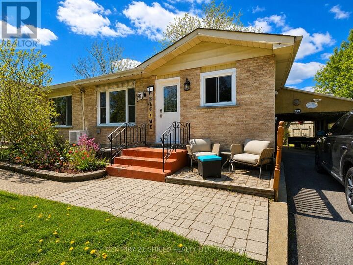 Property Photo:  37 Kingslea Crescent  ON K6H 6J2 