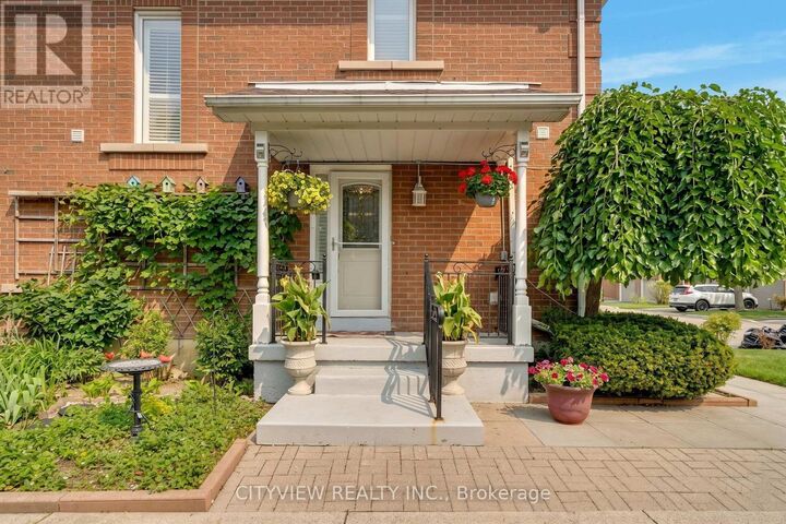 Property Photo:  6050 Bidwell Trail 67  ON L5V 1V6 
