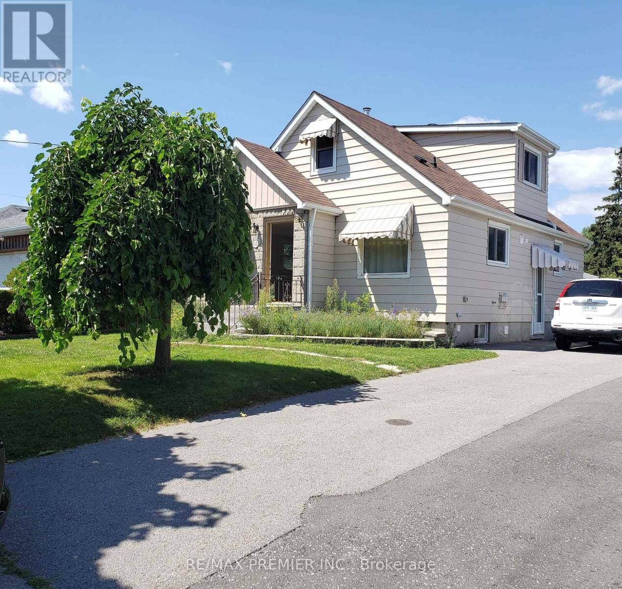 Property Photo:  40 Byng Avenue Upper  ON L1G 3N1 