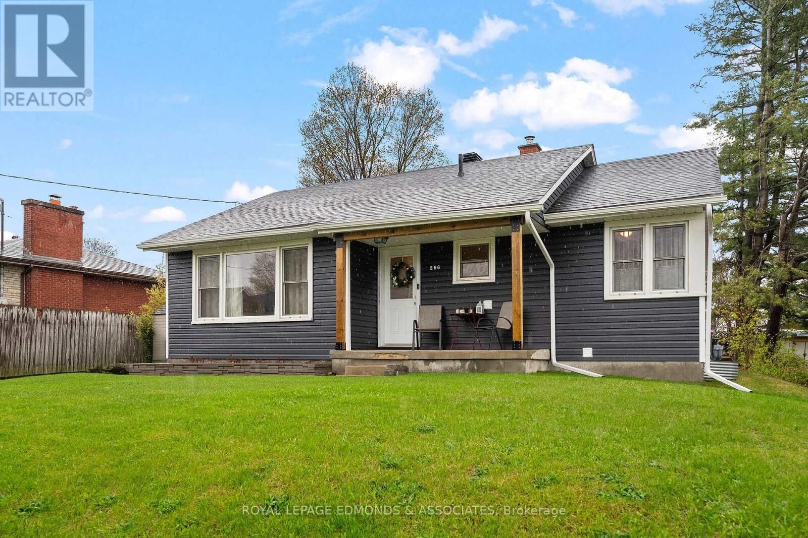 Property Photo:  266 Clemow Avenue  ON K8A 2E4 
