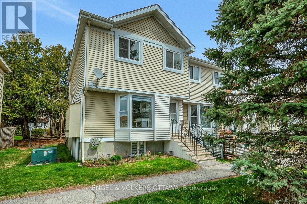 Property Photo:  76 McDermot Court 22  ON K2L 3V5 