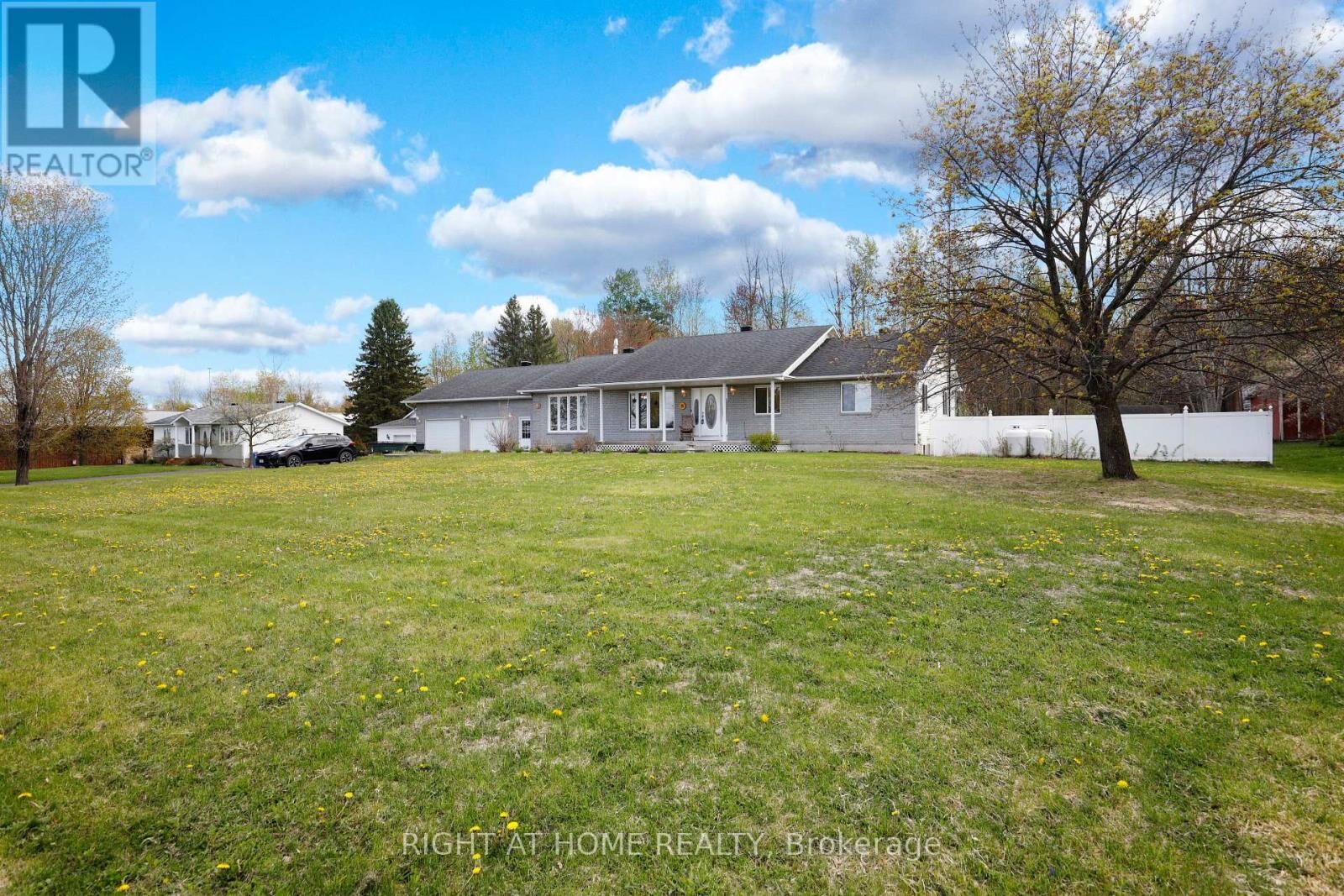 Property Photo:  902 Rue Elizabeth Street  ON K0B 1C0 