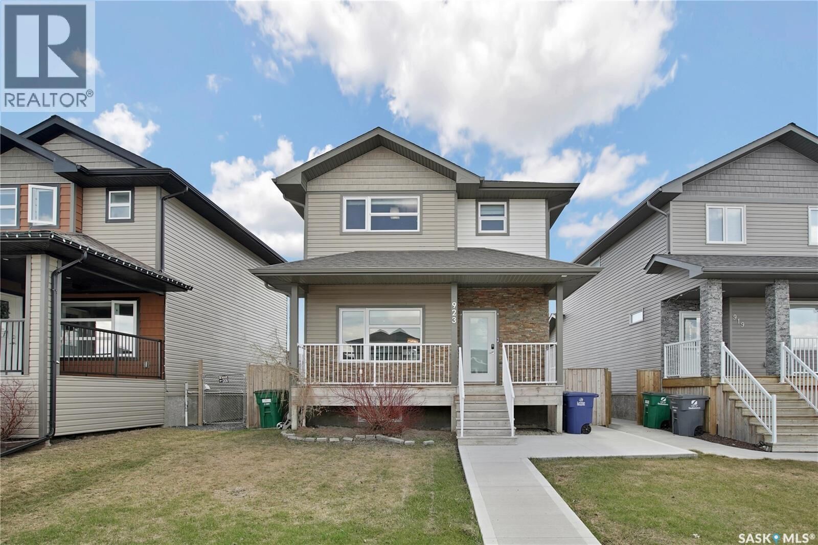 Property Photo:  923 Kloppenburg Crescent  SK S7W 0P2 