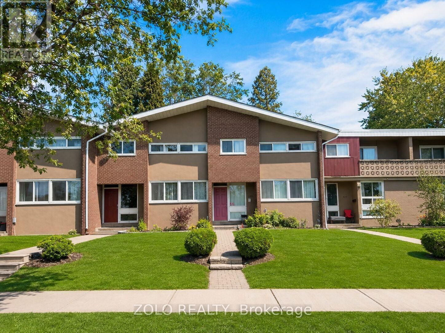 Property Photo:  3250 The Credit Woodlands 16  ON L5C 2J6 