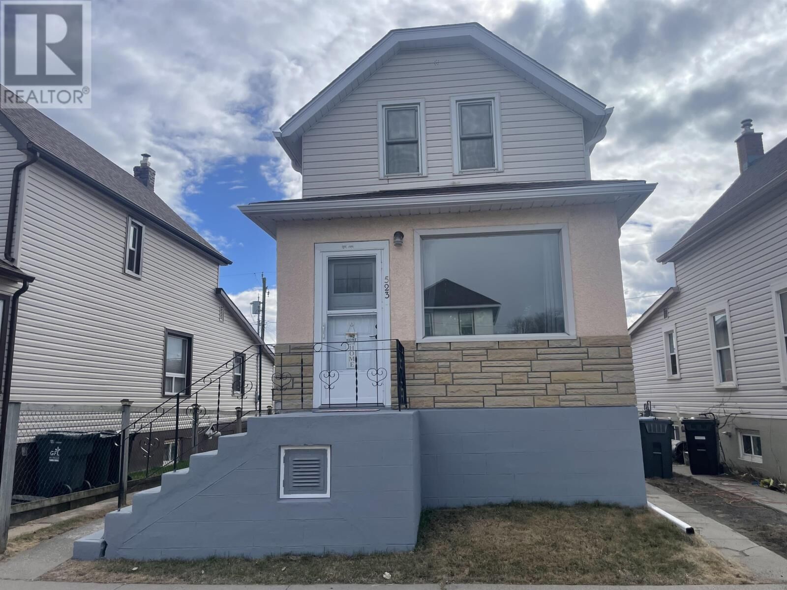Property Photo:  523 McLaughlin St W  ON P7C 3B4 
