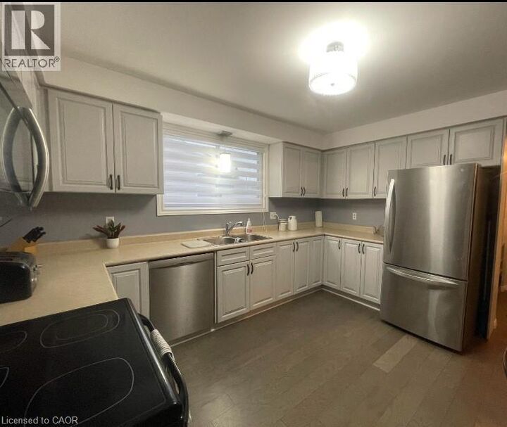 Property Photo:  31 Blackfriar Lane  ON N3R 7M2 