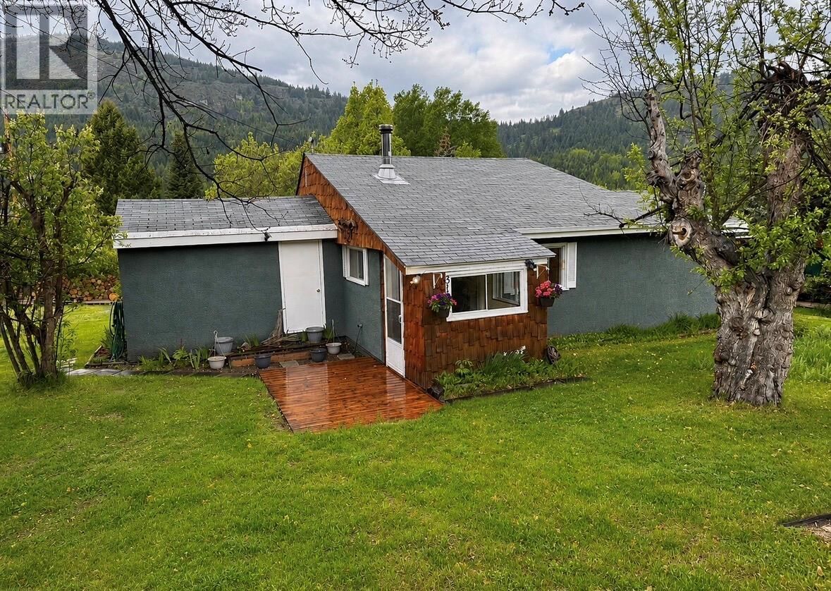 Property Photo:  315 Everette Avenue  BC V0H 1J0 
