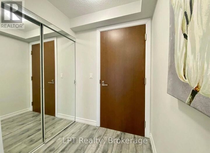 Property Photo:  255 Village Green Square 2509  ON M1S 0N4 