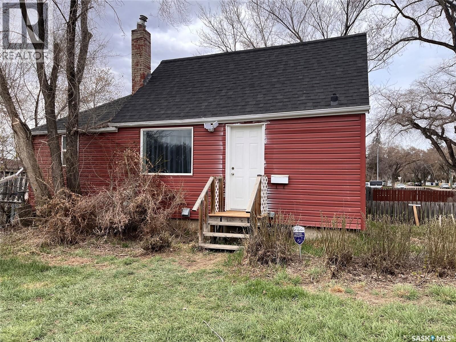 Property Photo:  701 I Avenue N  SK S7L 2H1 