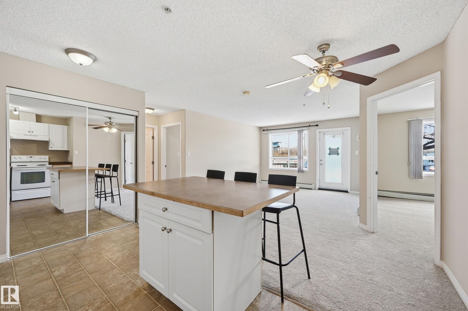 Photo de la propriété:  5350 199 Street NW  AB T6M 0A5 