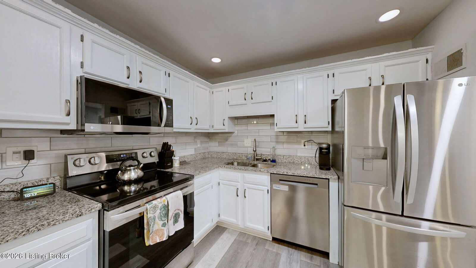 Property Photo:  1 Dupont Way #6  KY 40207 
