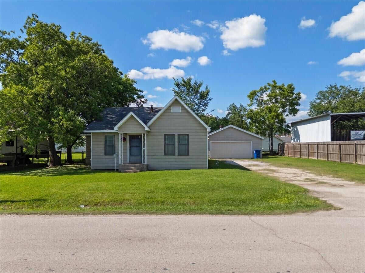 Property Photo: 104 Avenue E TX 77562