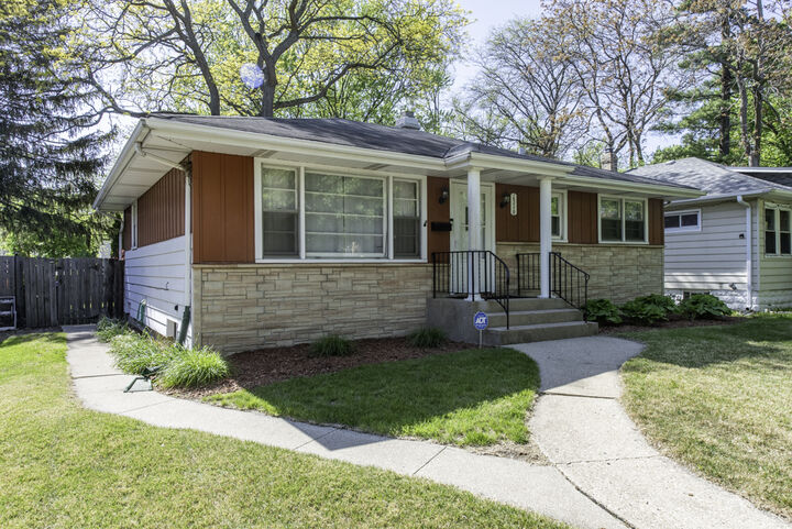 Property Photo:  1316 N Ash Street  IL 60085 