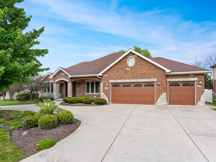 Property Photo: 5605 S Kensington Avenue IL 60525