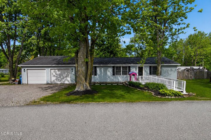 Property Photo: 167 Hollywood Boulevard OH 43543