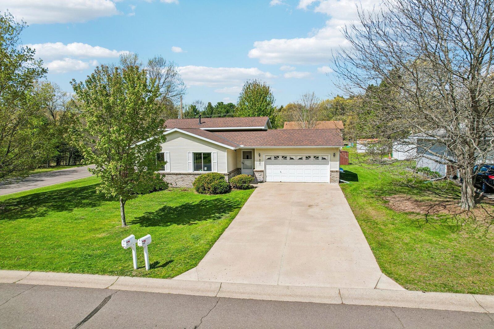 Property Photo:  931 Chestnut Street  MN 55084 