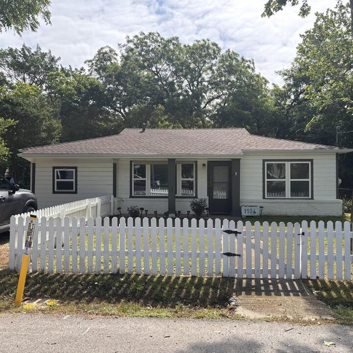 Property Photo:  1104 Locust Street  TX 76240 