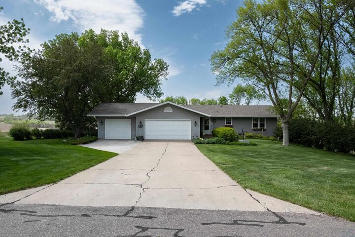 Property Photo:  25 Dorchester Rd  IA 51106 