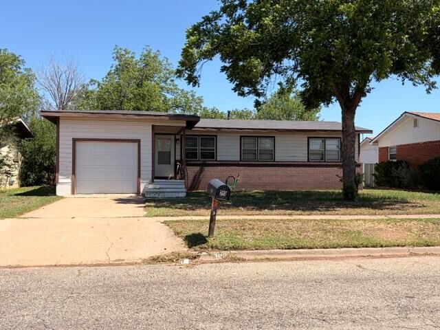 Property Photo: 303 33rd St TX 79549