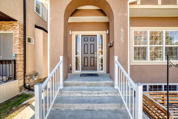 Property Photo:  425 36 Avenue NW  AB T2K 0C4 