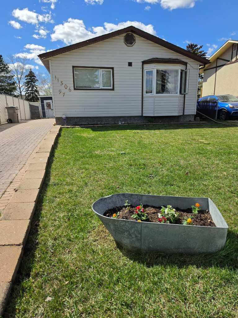 Property Photo:  11306 97 Street  AB T8V 3X9 
