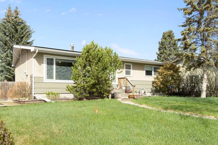 Property Photo:  1622 Strathcona Street  AB T0M 0S0 