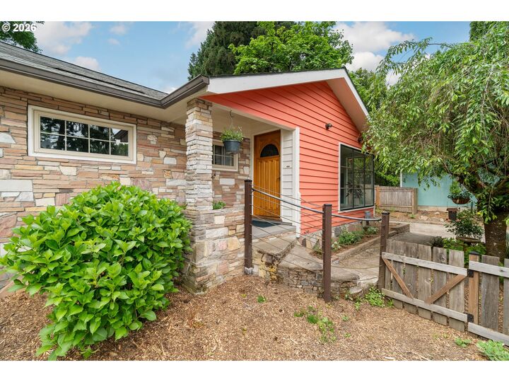 Property Photo:  5010 SW Maplewood Rd  OR 97219 