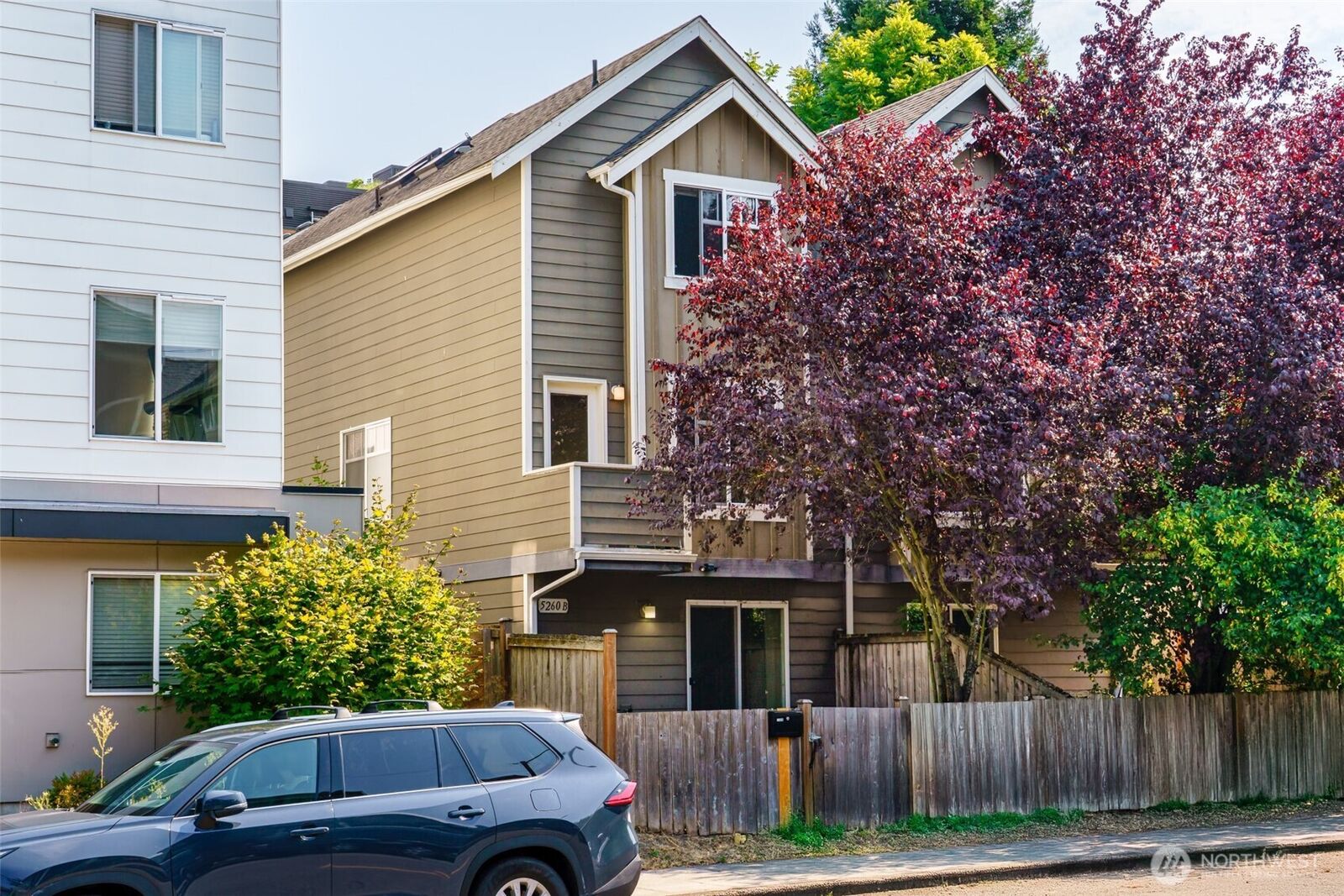 Property Photo:  5260  Brooklyn Avenue NE  WA 98105 
