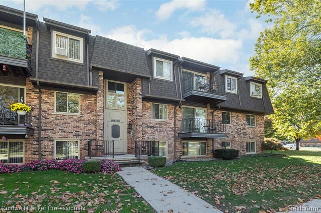 Property Photo:  425 Riviera Drive  MI 48080 