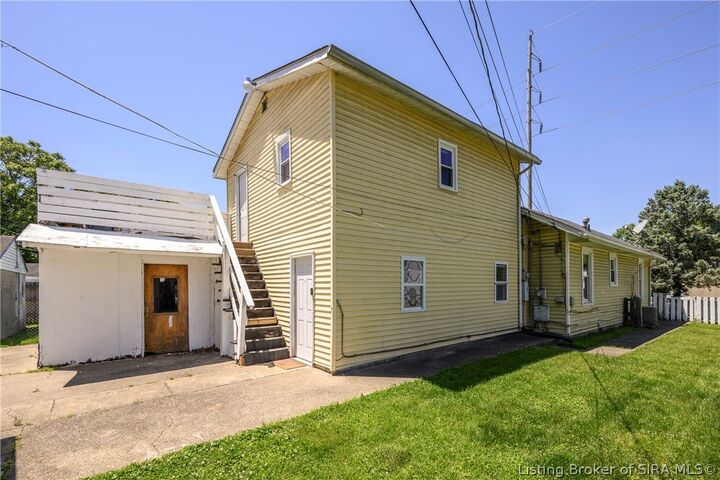 Property Photo:  2112 E Market Street  IN 47150 