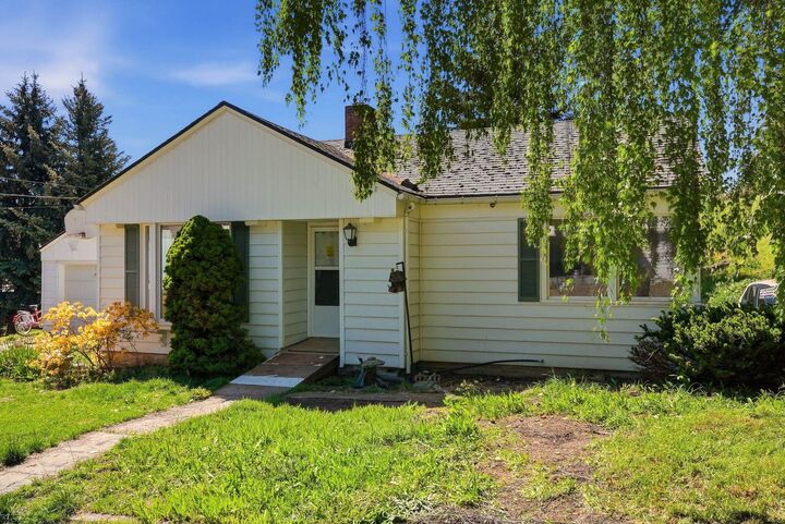 Property Photo: 905 W Union St WA 99130