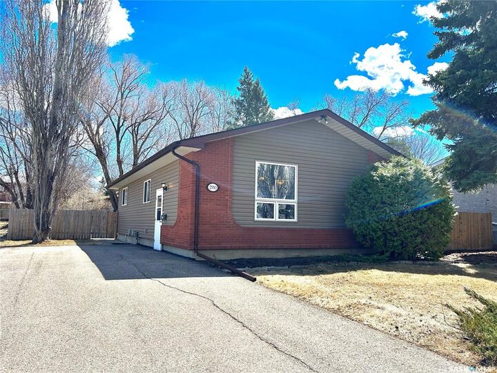 Property Photo: 2550 Macdonald Avenue SK S6V 2V9