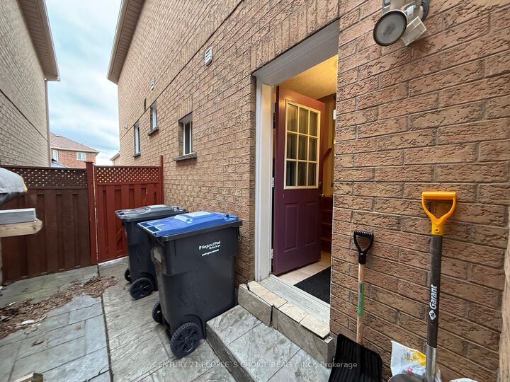 Property Photo:  5312 Hollypoint (Lower) Avenue  ON L5V 2L3 