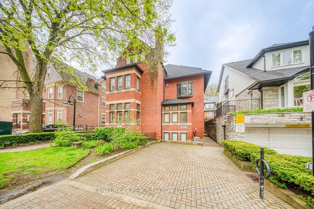 Property Photo: 228 St. George Street Th 15 ON M5R 2N5