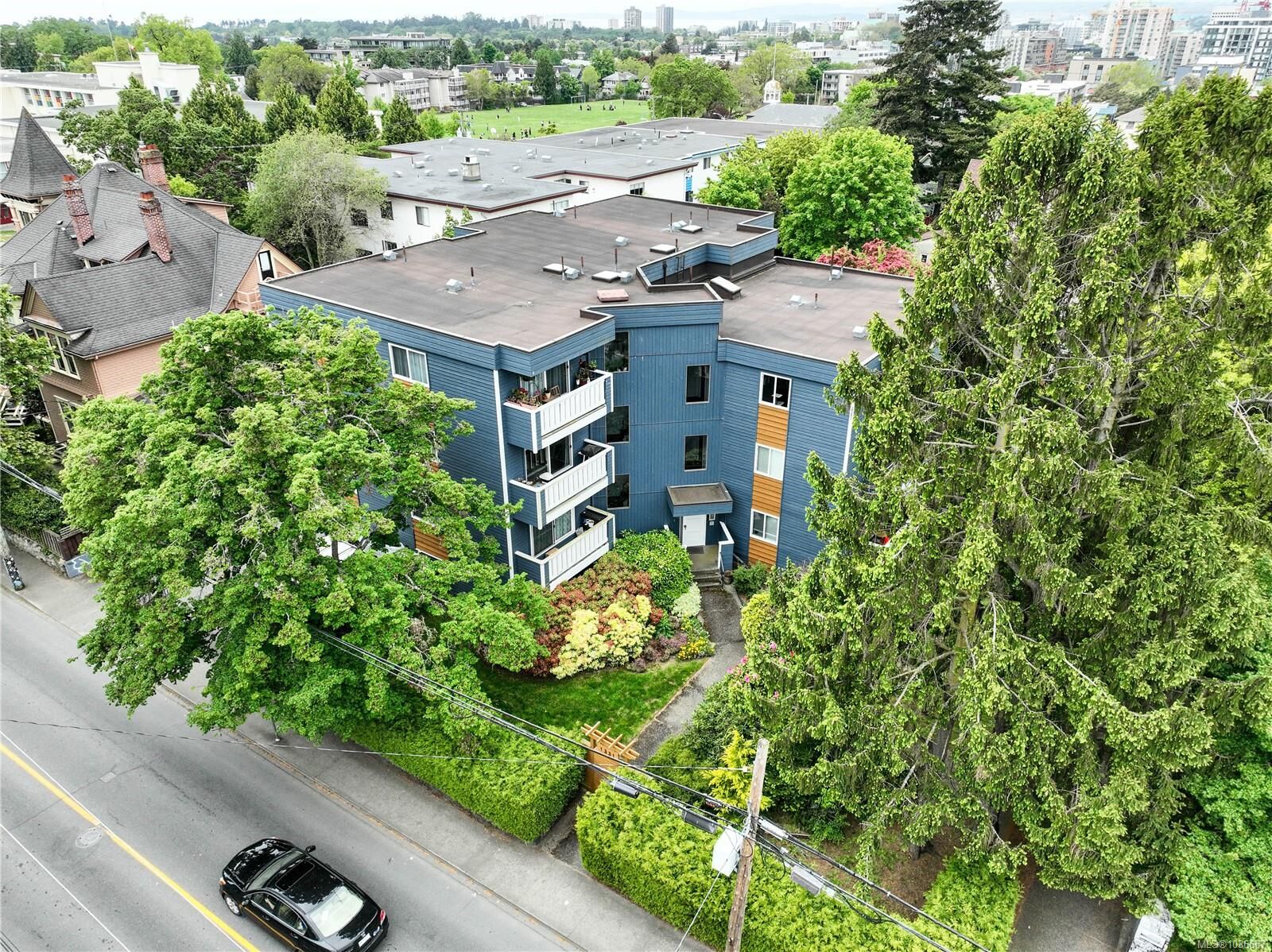 Property Photo:  1331 Johnson St 5  BC V8V 3P2 