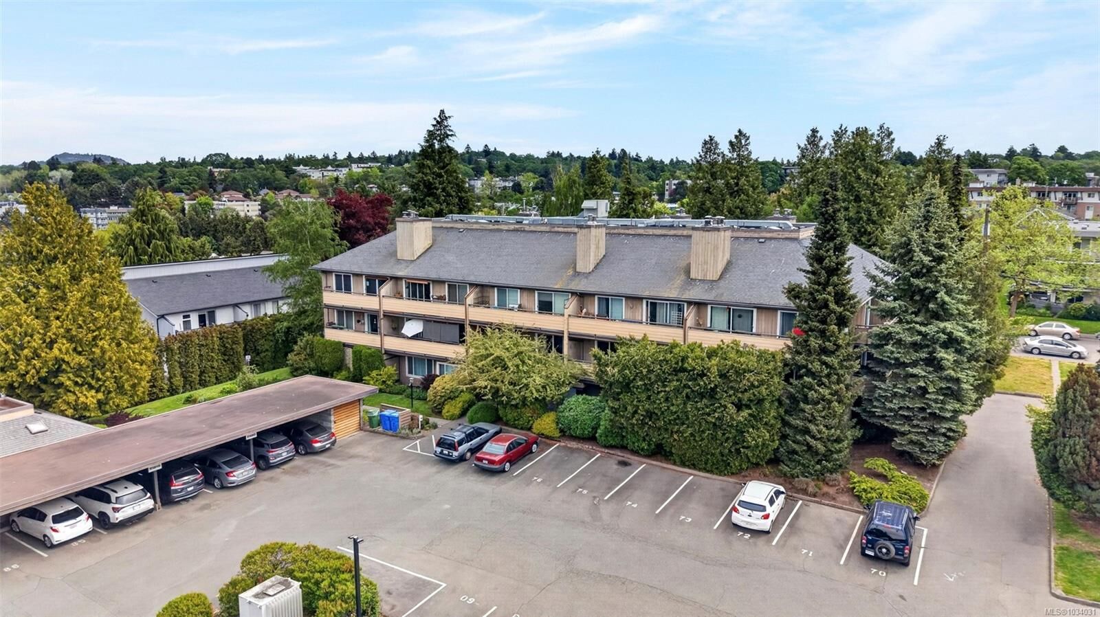 Property Photo:  3225 Alder St 206  BC V8X 1P3 