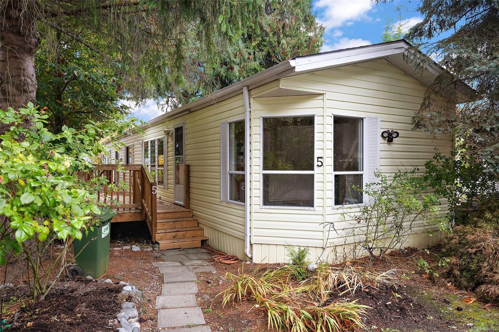 Property Photo:  2741 Stautw Rd 5  BC V8M 2E9 