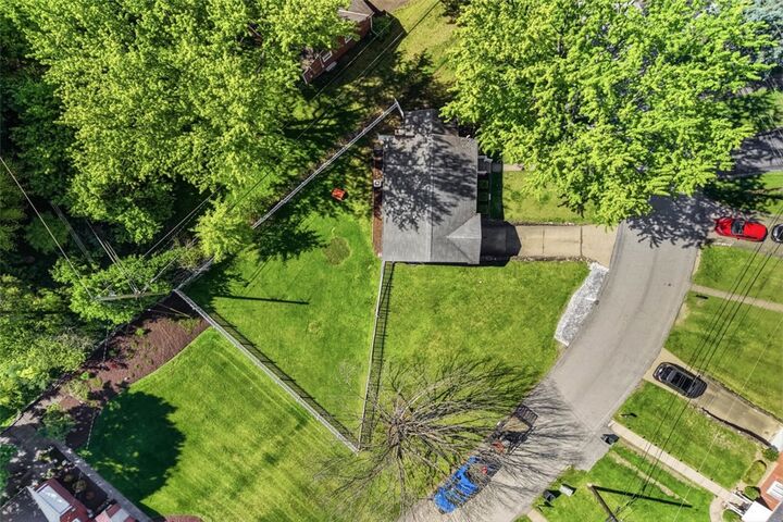 Property Photo:  1012 Garden Pl  PA 15116 