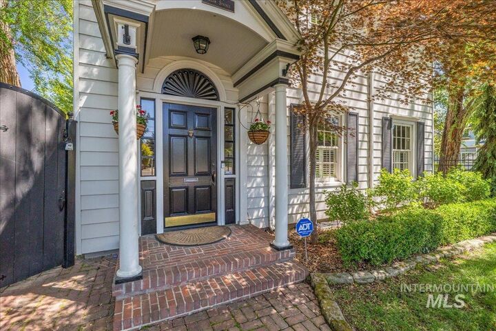 Property Photo: 1424 E Warm Springs Ave ID 83712-8027