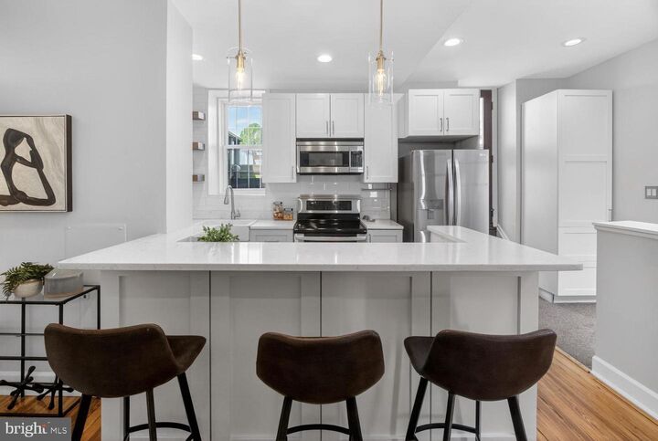 Property Photo: 2510 Cliffbourne Place NW 300 DC 20009
